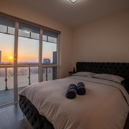 Luxury Condo W/Mesmerizing Sunset Views & Free Parking トロント エクステリア 写真