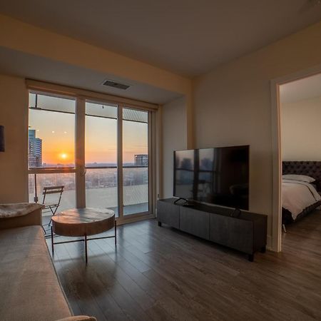 Luxury Condo W/Mesmerizing Sunset Views & Free Parking トロント エクステリア 写真