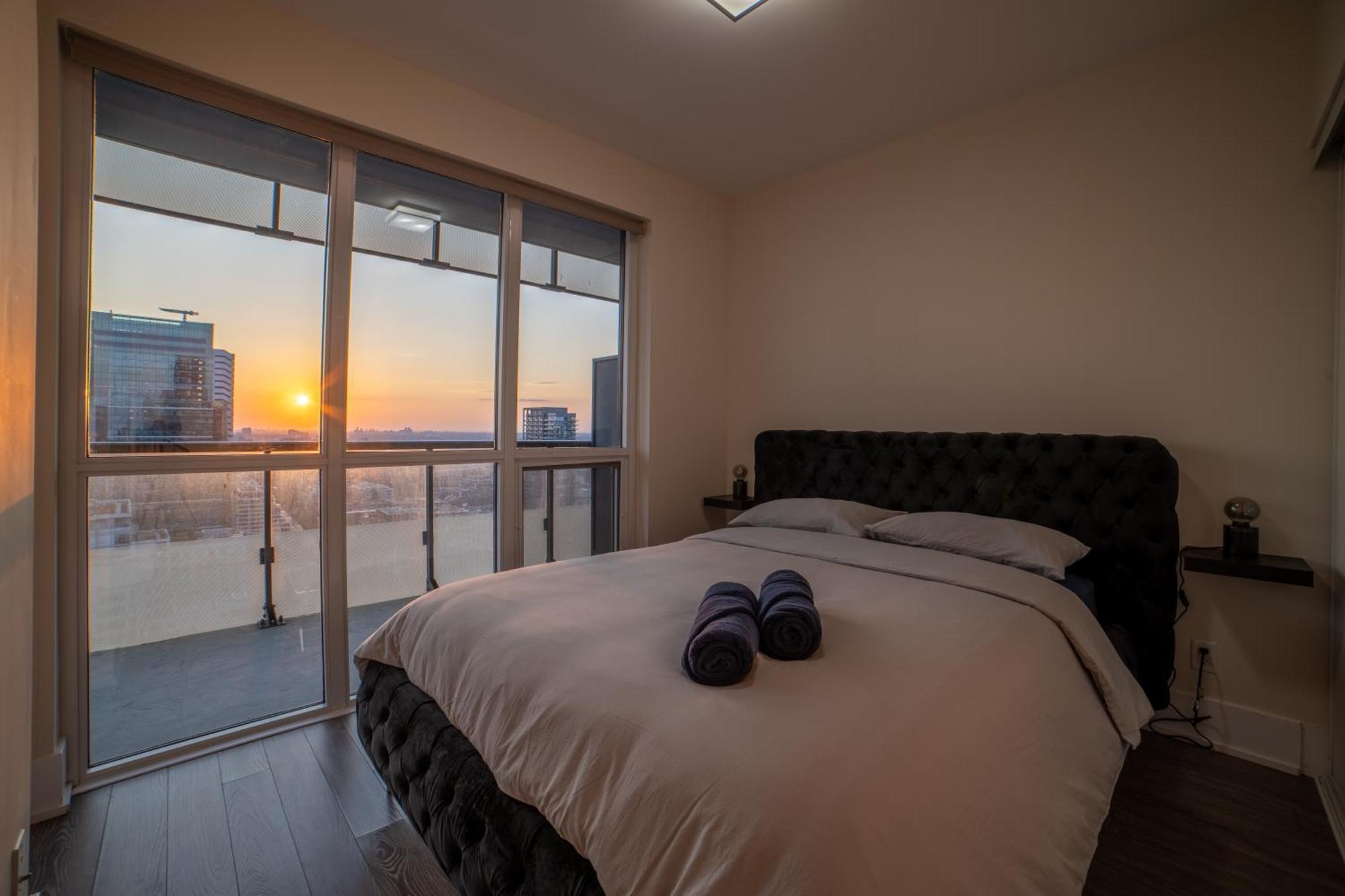 Luxury Condo W/Mesmerizing Sunset Views & Free Parking トロント エクステリア 写真